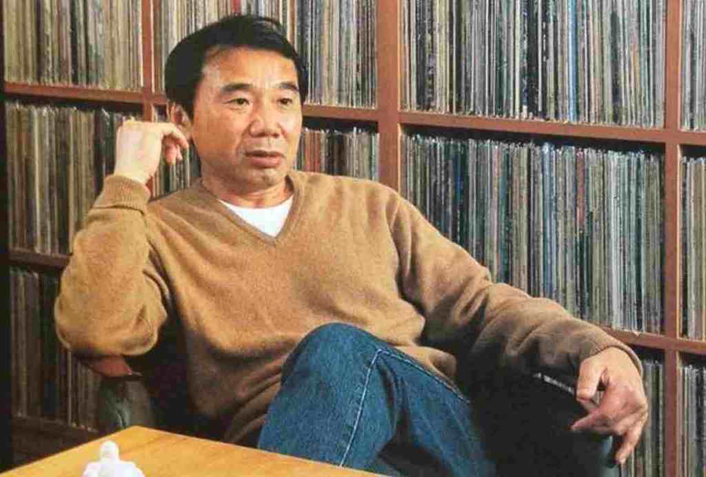 Haruki Murakami na tle swojej pokaźnej kolekcji winyli