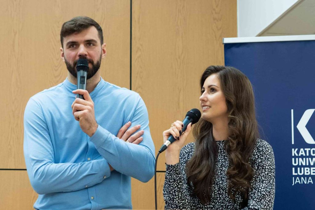 Magdalena i Jakub Wachnikowie - Kobieta i mężczyzna mówiący do mikrofonów