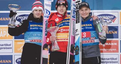 Trzech skoczków narciarskich na podium Turnieju Czterech Skoczni w Innsbrucku